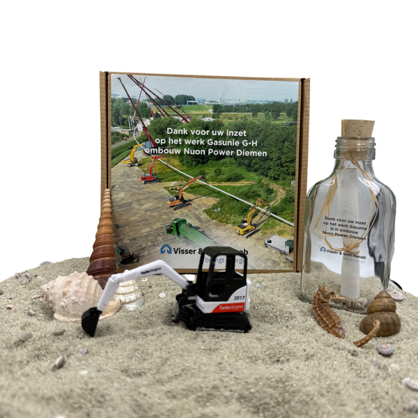 Doosje van Visser & Smit Hanab met flessenpost, bedankje en keuze-cadeaukaart; het graafmachientje staat er alleen voor de foto bij