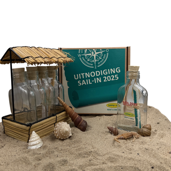 Persoonlijke flessenpost-uitnodiging van Sunny Cars voor SAIL 2025