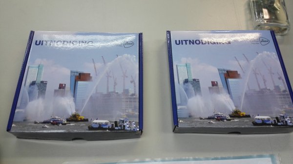 Persoonlijke uitnodiging opgerold in een glazen flessenpost