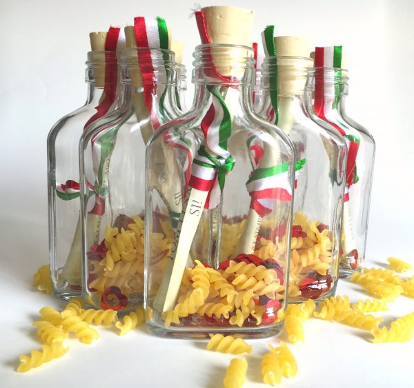 Trouwkaart in een flessenpost voor een bruiloft in Italië