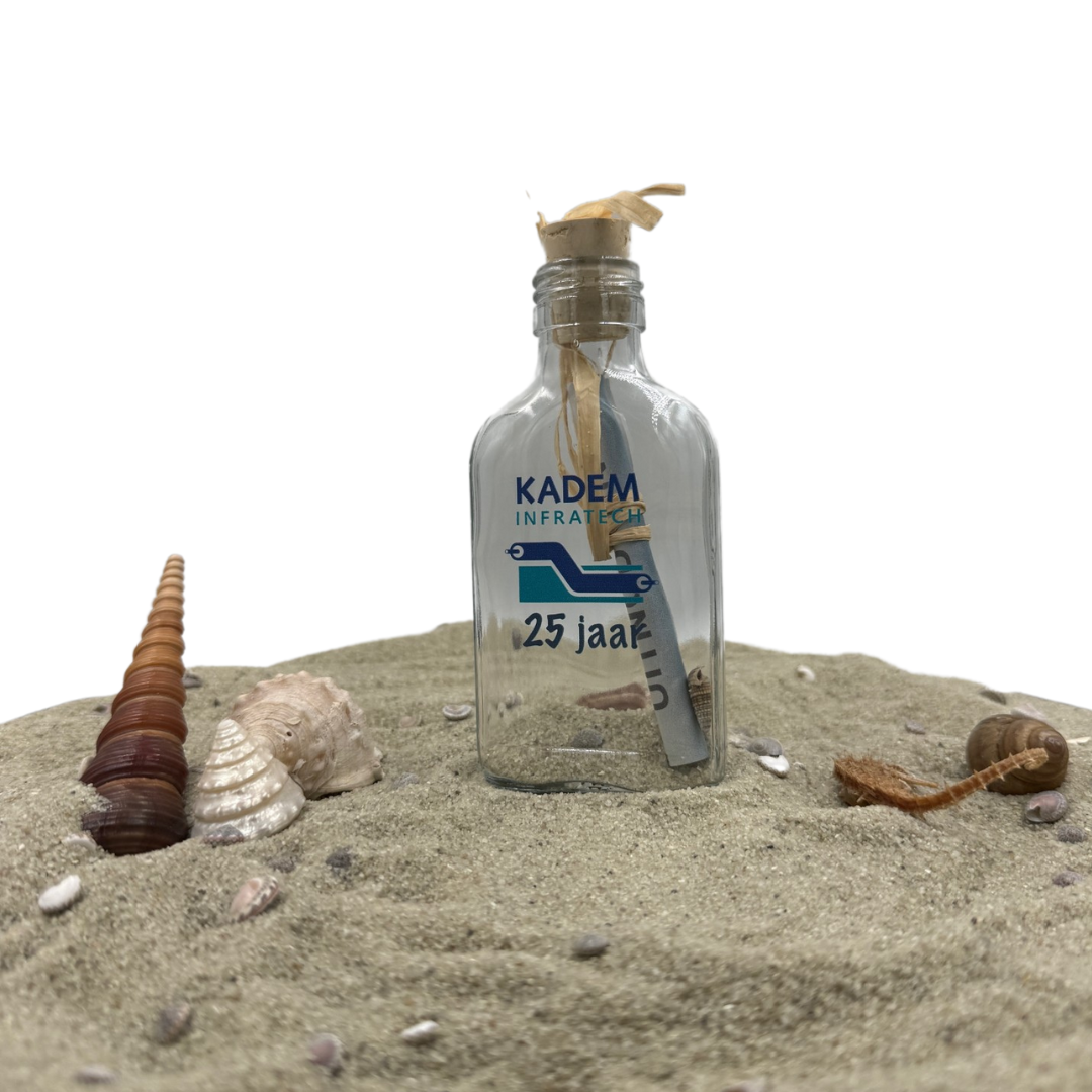 Bedrukte glazen fles met jubileumuitnodiging voor het 25-jarig bestaan van KADEM