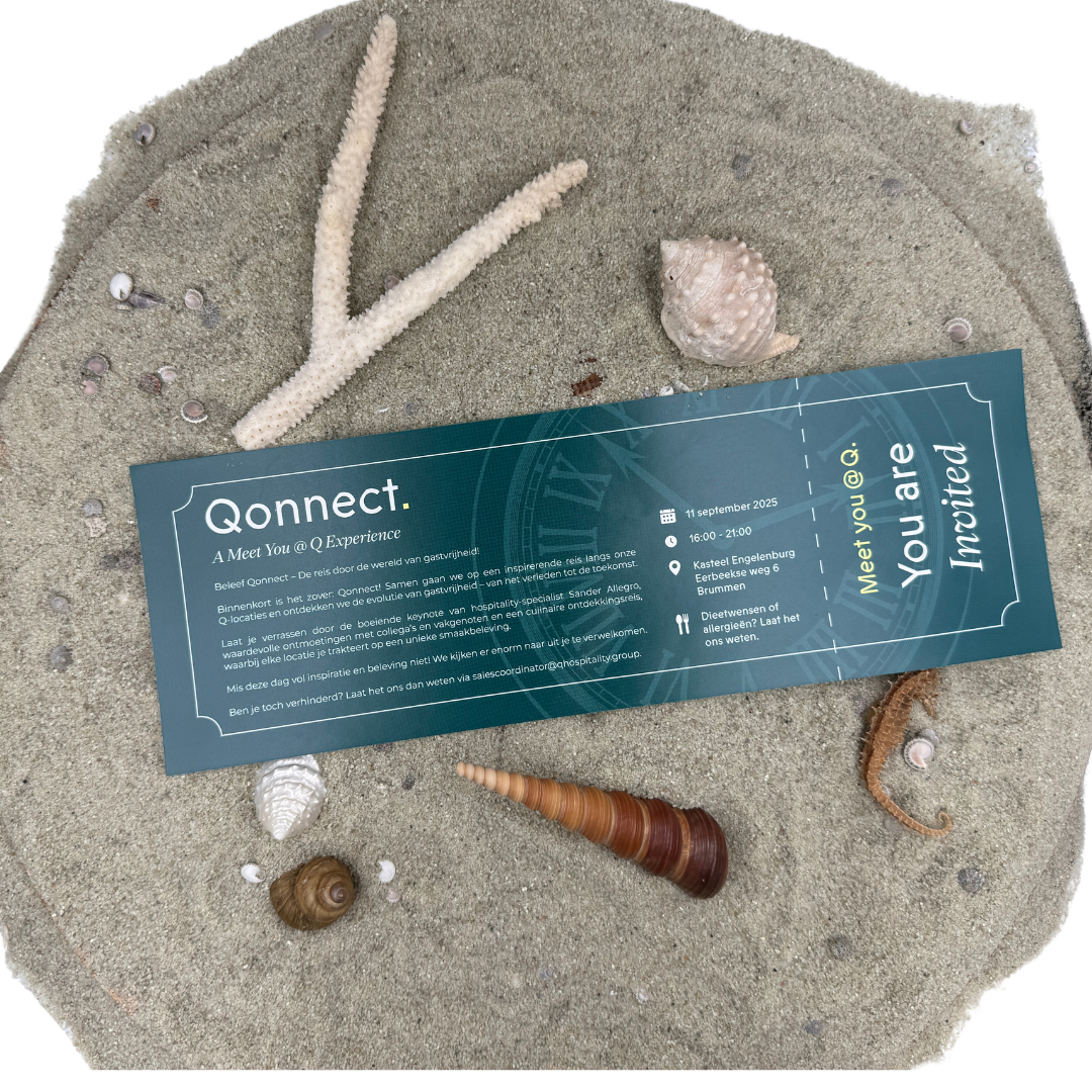Liggende flessenpost-uitnodiging als ticket voor A Meet You @ Q Experience van Qonnect