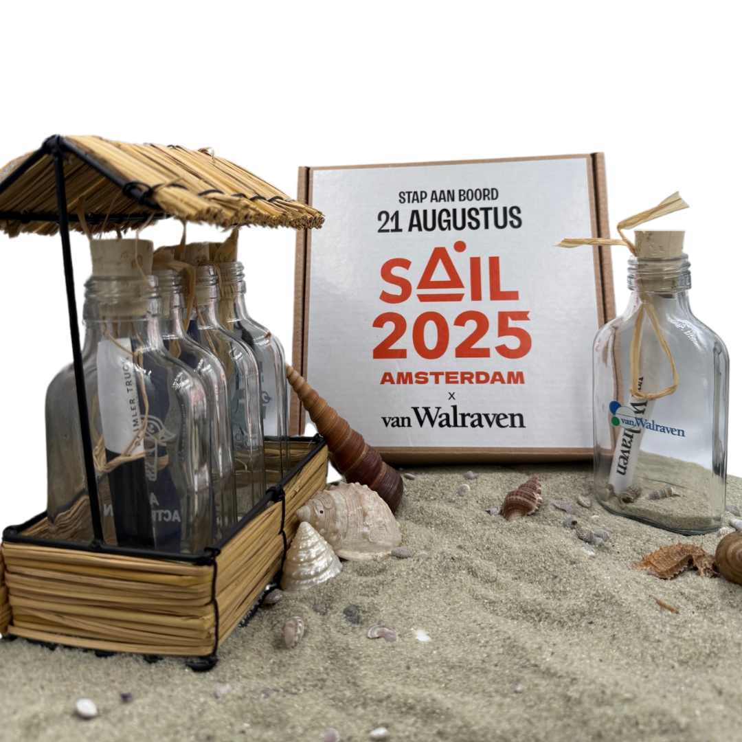 Flessenpost-uitnodiging van Van Walraven voor SAIL 2025, met doosje en glazen fles in zand