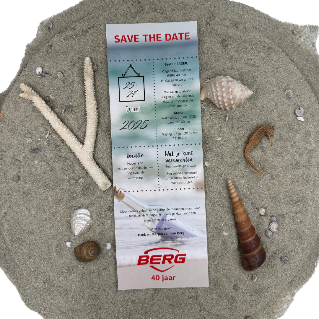 Save the date in flessenpost voor 40 jaar BERG met foto van een flessenpost aan zee