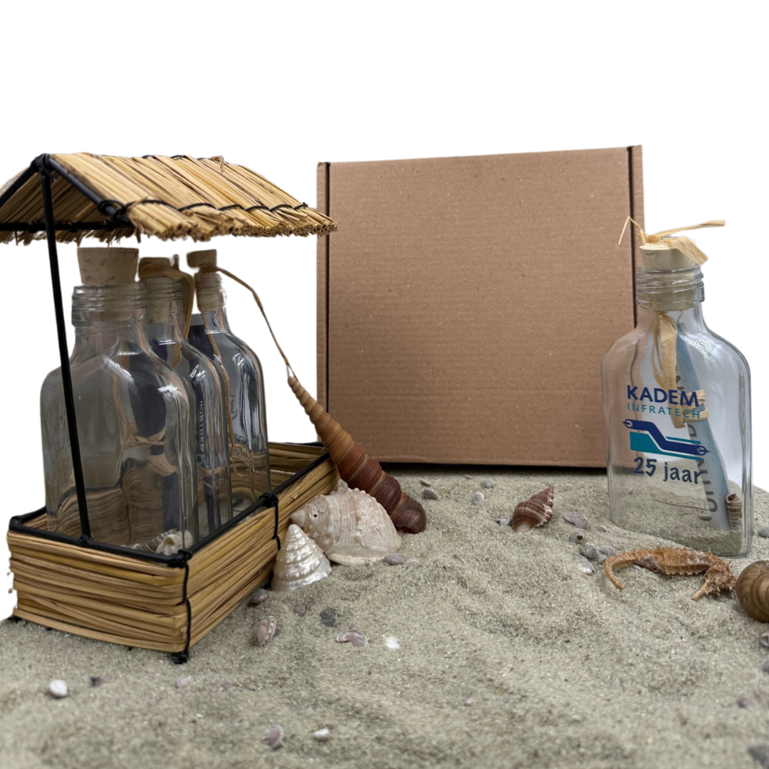 Set flessenpost-uitnodigingen voor het jubileum van KADEM Infratech